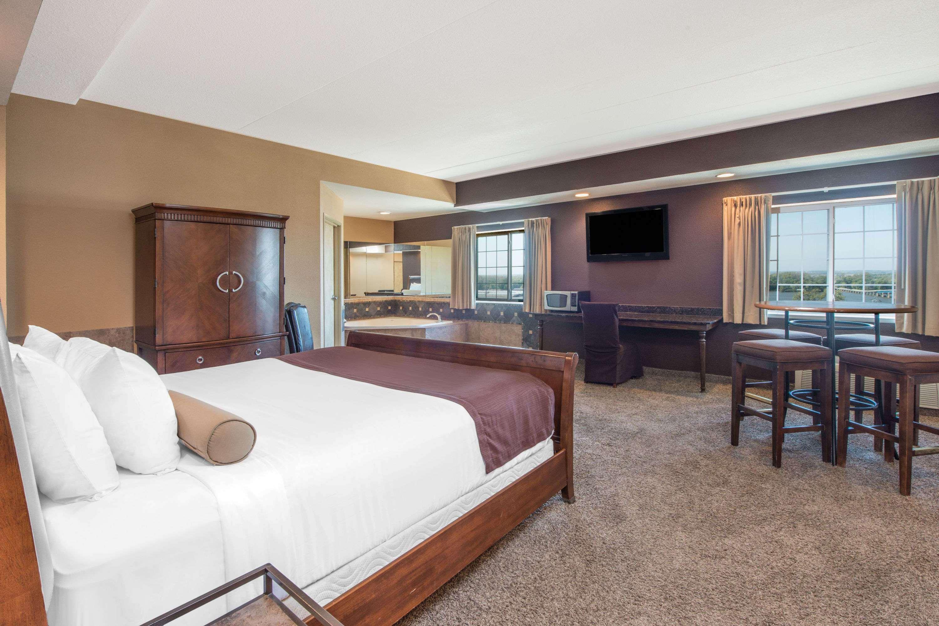 Microtel Inn & Suites By Wyndham Quincy Downtown - River Area Exterior photo