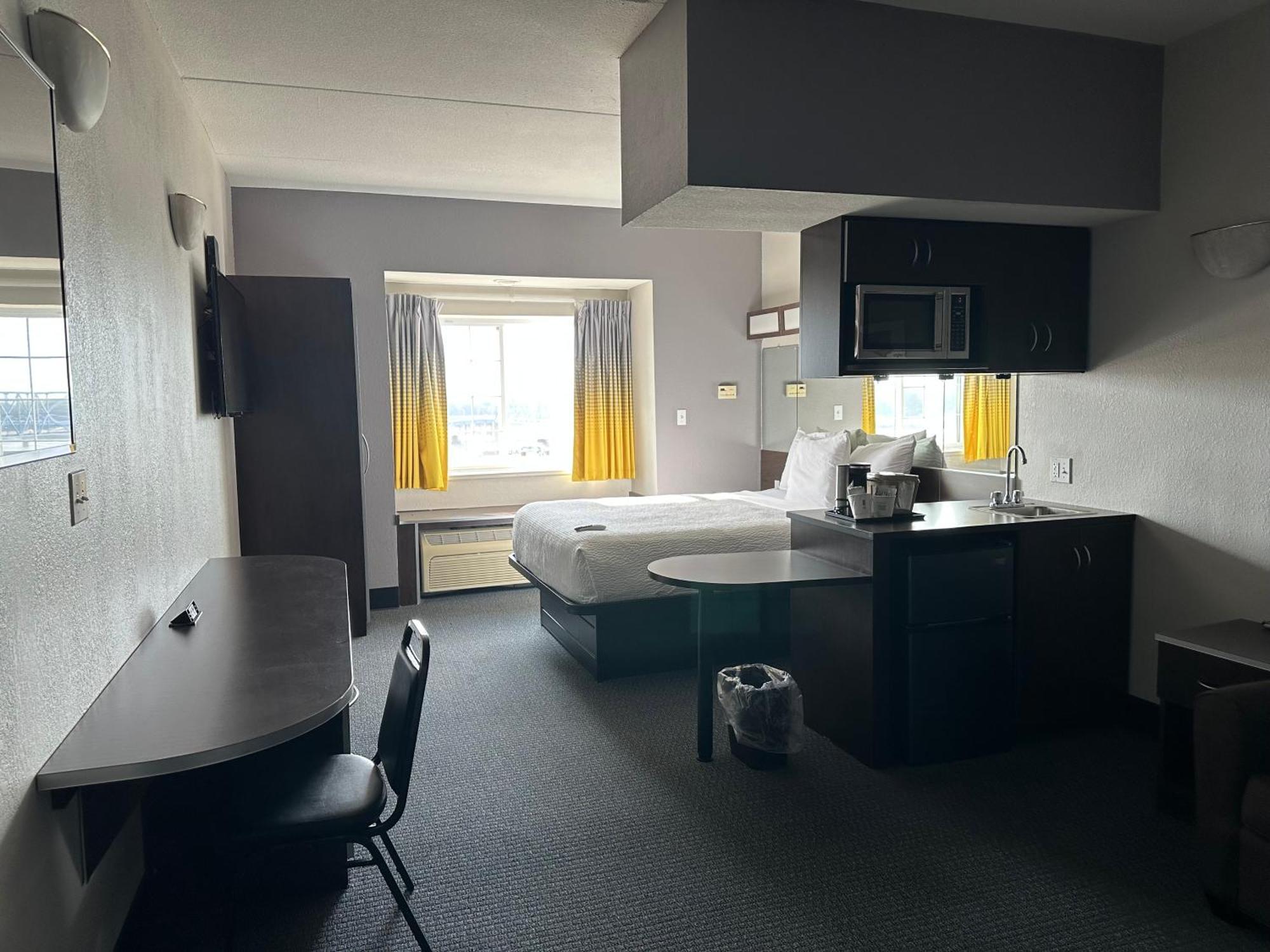Microtel Inn & Suites By Wyndham Quincy Downtown - River Area Exterior photo