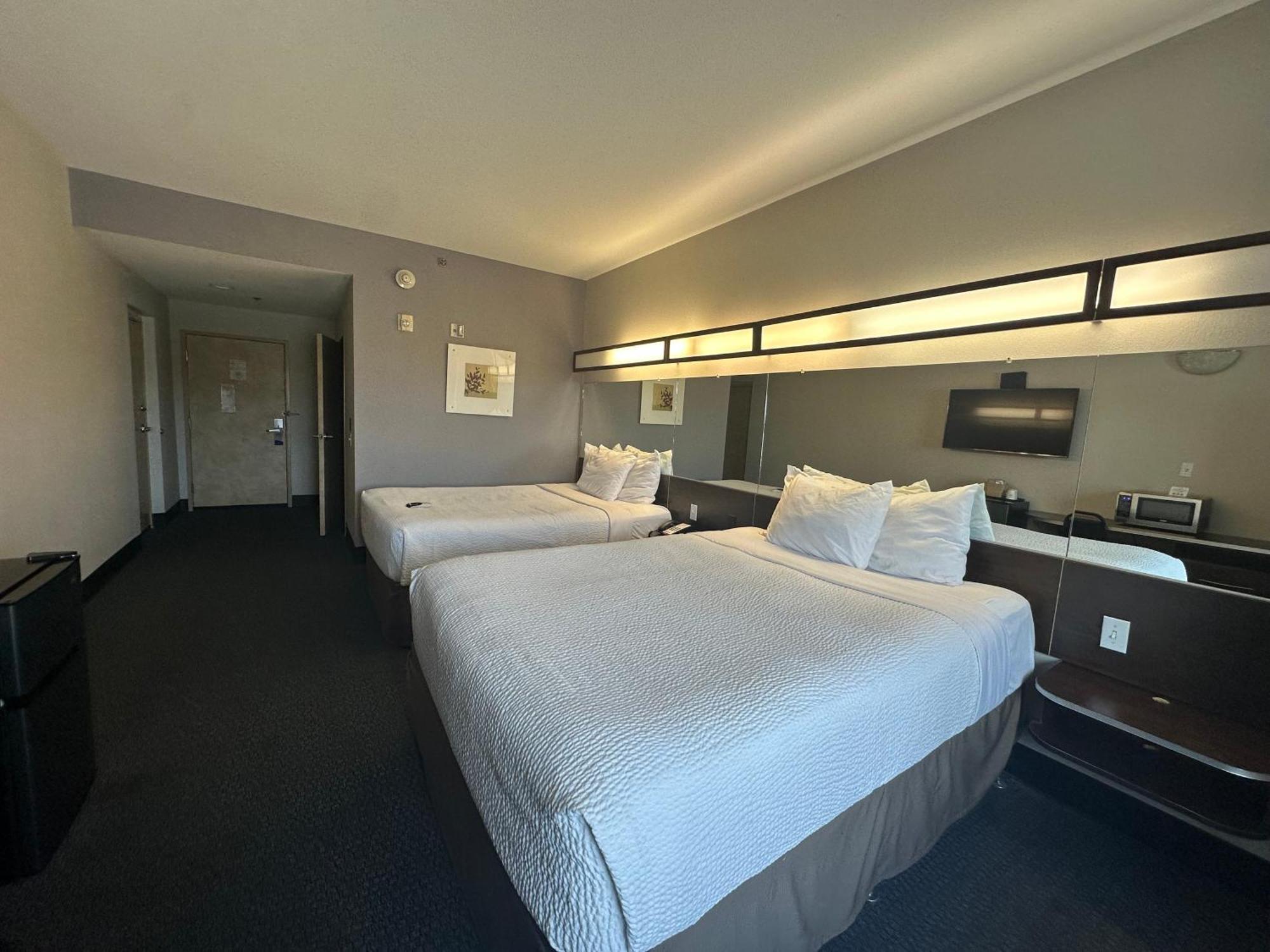 Microtel Inn & Suites By Wyndham Quincy Downtown - River Area Exterior photo