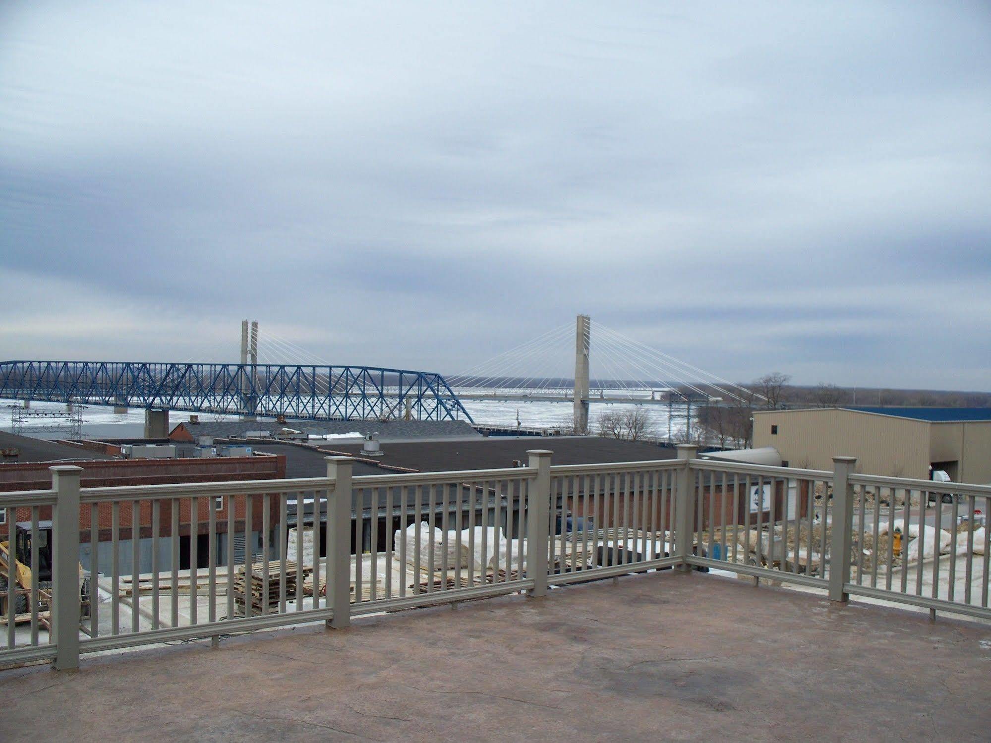 Microtel Inn & Suites By Wyndham Quincy Downtown - River Area Exterior photo